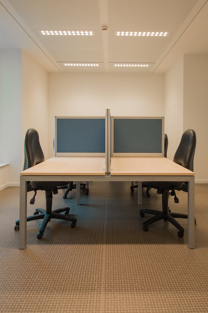 service-02 Contemporary office space featuring partitioned desks and ergonomic chairs.